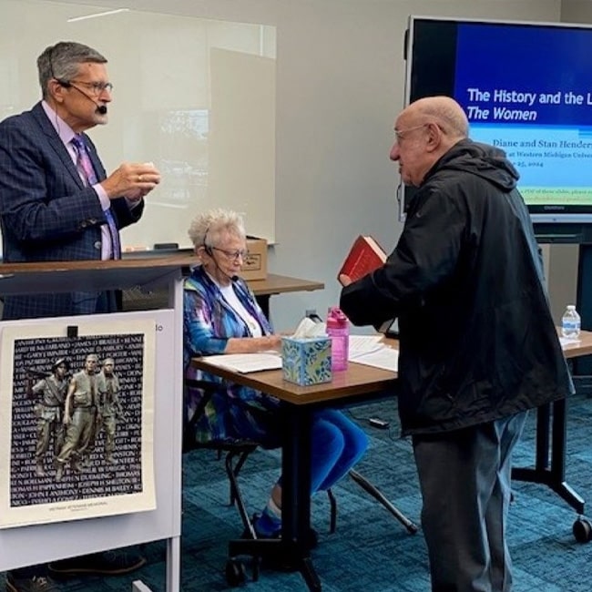 Stan Henderson explaining the finer details of a lecture to an OLLI member.