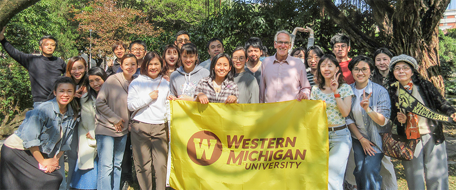 Tim Palmer and Taiwan MBA students