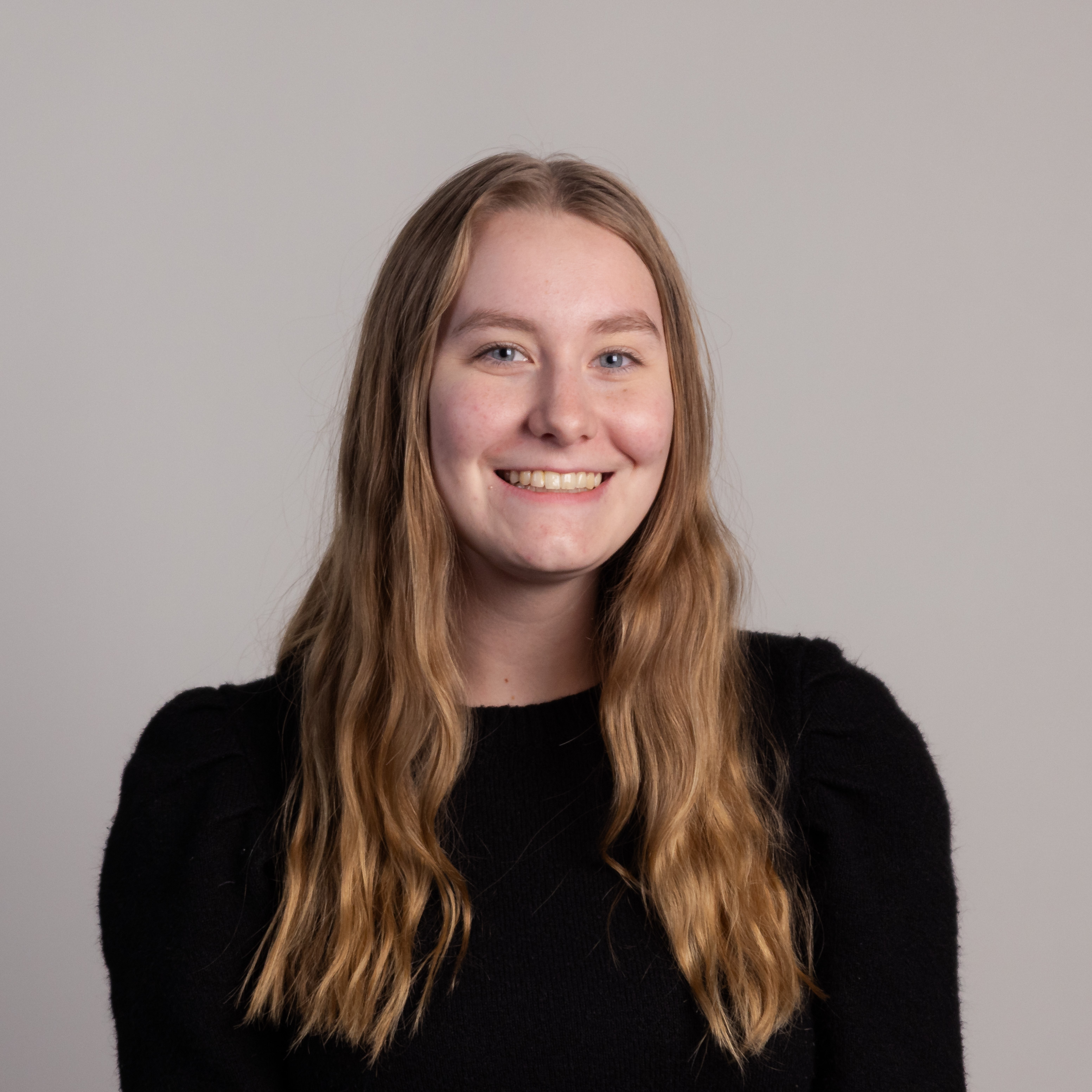 Headshot of Abby Hinzmann, Assistant Program Manager at the Office of Student Transitions