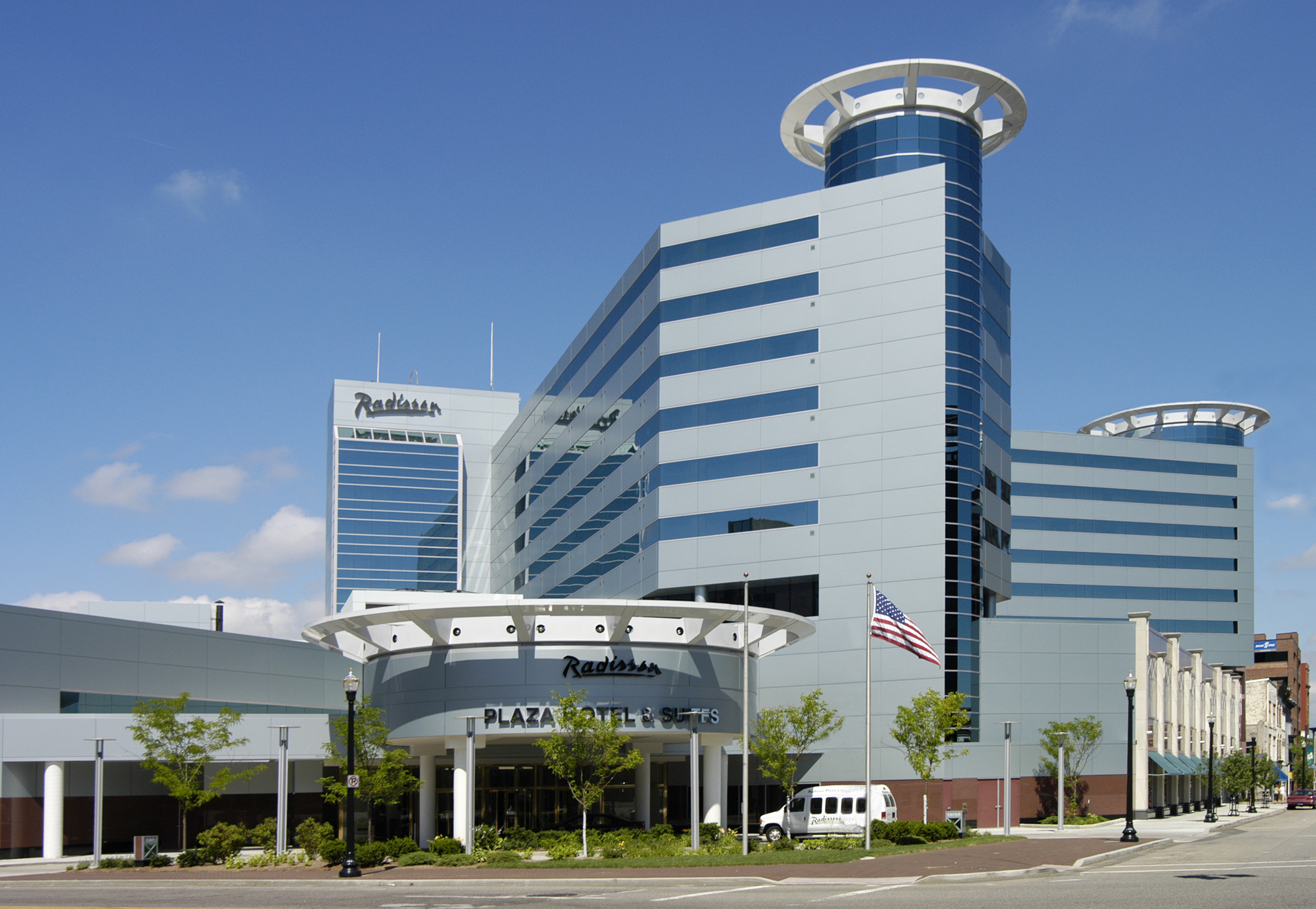 Radisson Plaza Hotel & Suites