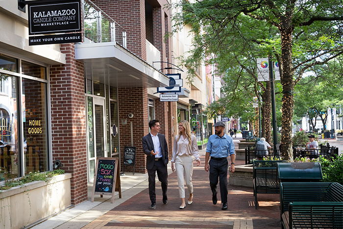 Alumni walking in downtown Kalamazoo