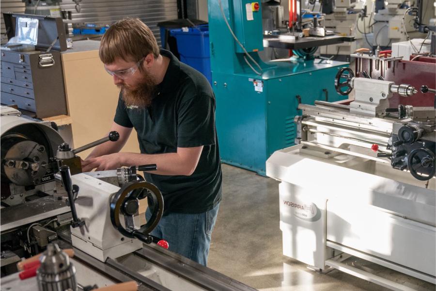Student working in manufacturing lab in Floyd Hall