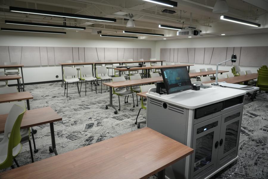 Photo of a large size class room