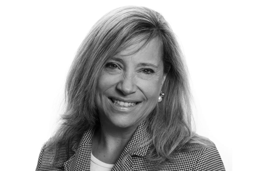 Professional photo of Lynn Petrak