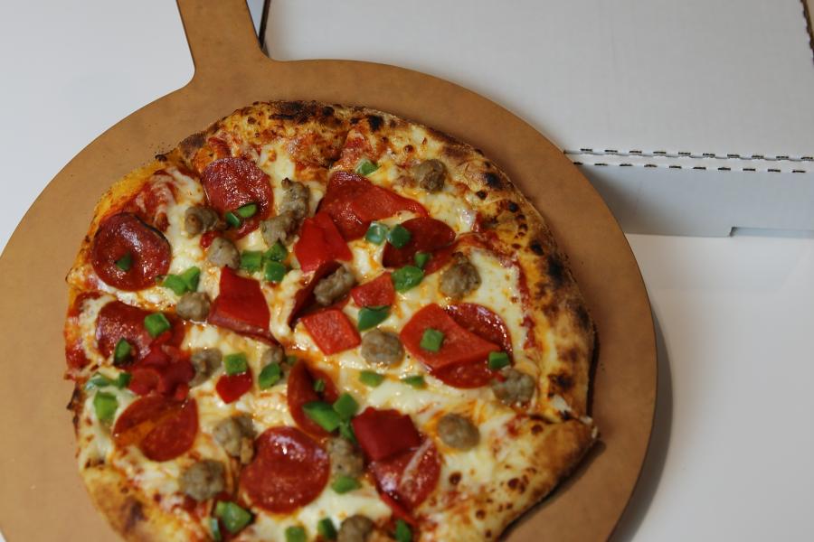 Mi Pi pizza with box