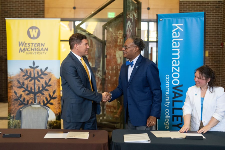 WMU President Russ Kavalhuna and KVCC President Dr. L. Marshall Washington shake hands.