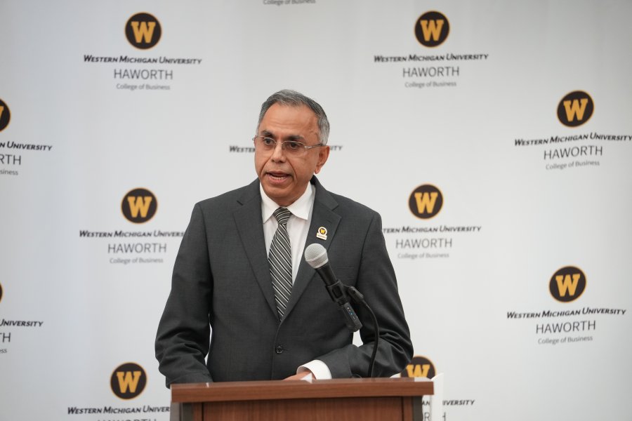 Satish Deshpande addresses a full crowd at WMU Haworth