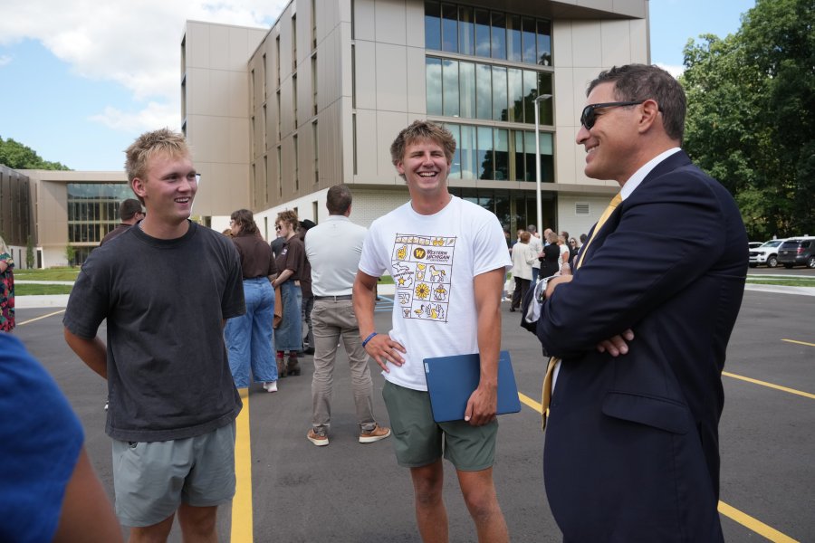President Russ Kavalhuna talks with incoming students.
