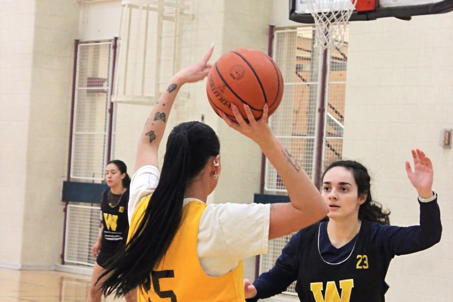 WMU students playing SRC Intramural Basketball