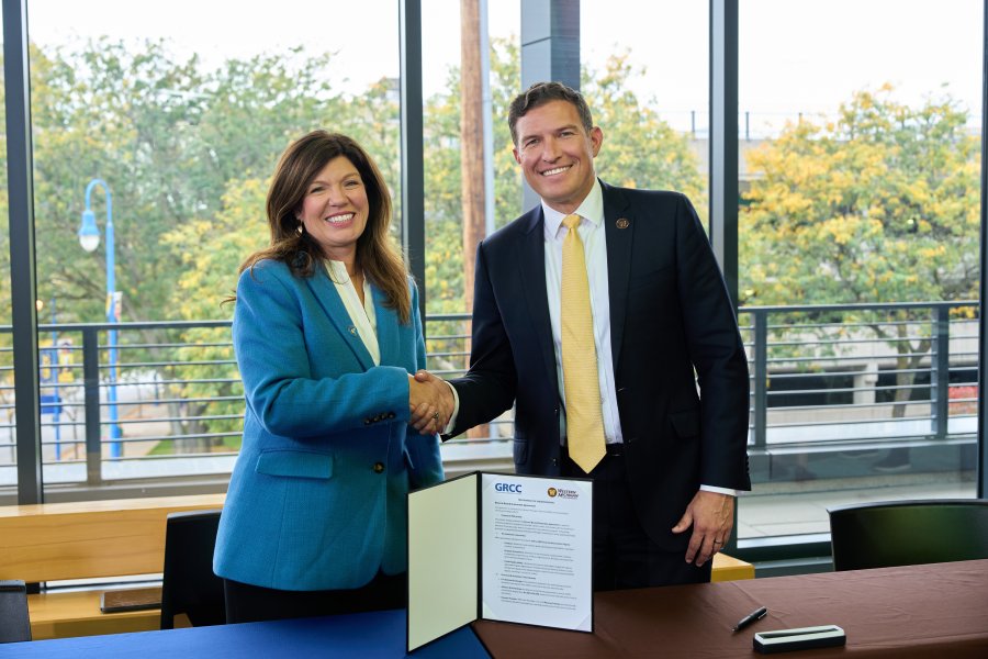 GRCC and WMU's presidents shake hands.