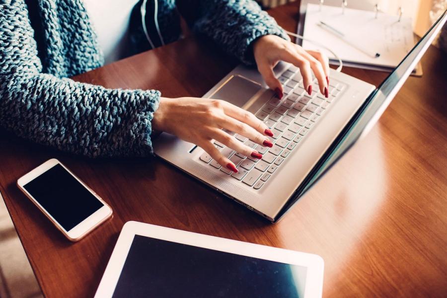 lady typing at a computer