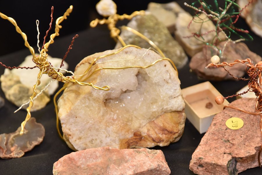 Minerals at the Geology Club sale