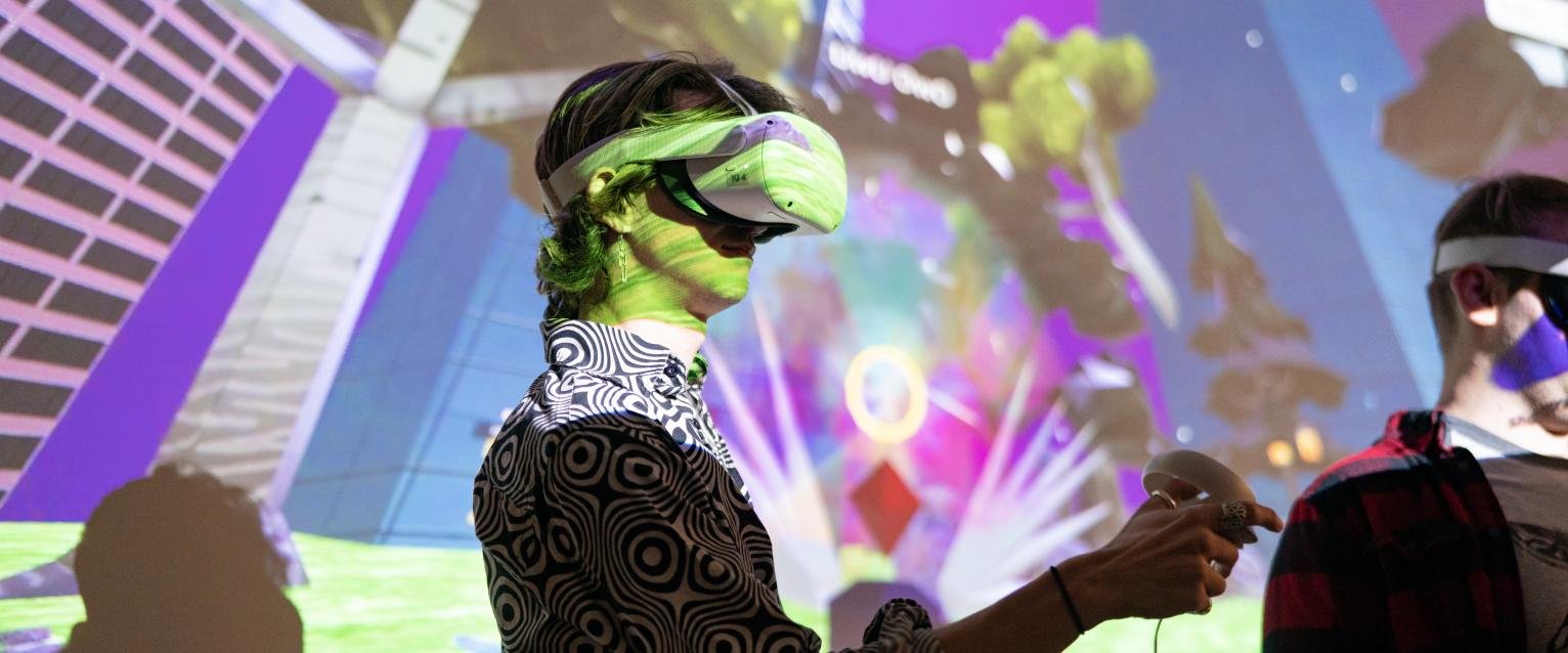 KI Student in VR Headset