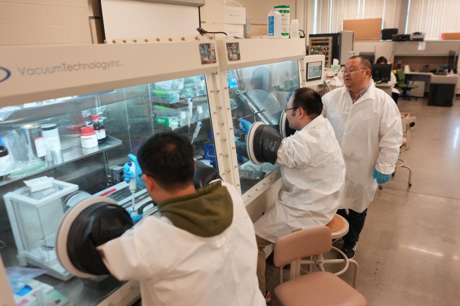 Dr Qingliu Wu with graduate students working in lab