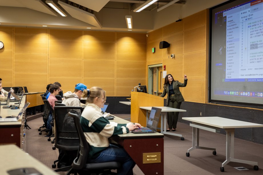 Dr. Wassnaa Al-Mawee teaching introductory computer programming using ChatGTP+.