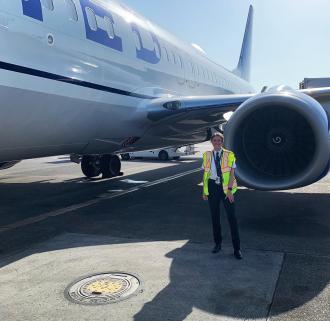 Shelby Egan (Satkowiak) in front of a Boeing 737