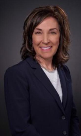 portrait photo of Colleen Lindholz