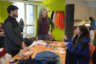 Dr. Sharon Gill talks with students in the IDEAS Collaboratory.