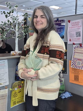 Jennifer Townsend holds her award for Supervisor of the Year in Lee Honors College.