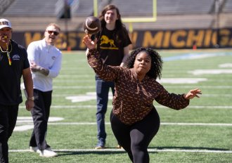 Sa-Niqua Langford throws a football.