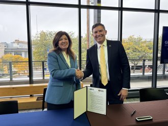 GRCC's president and WMU's president shake hands.